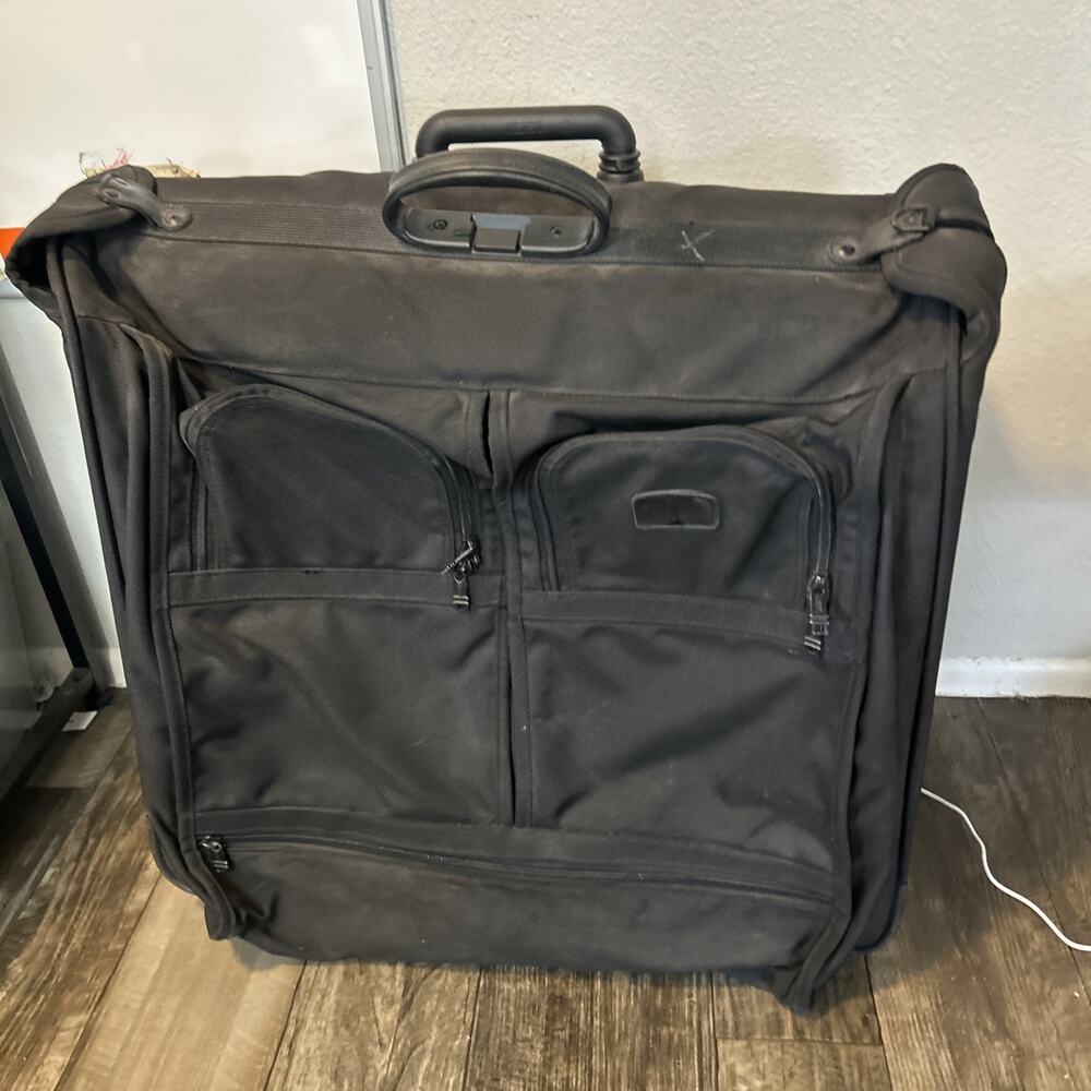 Tumi Alpha 22" Wheeled Rolling Garment Bag. Model 22033dh. Read